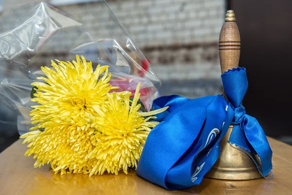 Campana de la vieja escuela con flores amarillas —  Fotos de Stock