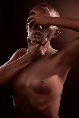 güzel bir kadın ile bir bronz resimlerbodypainting