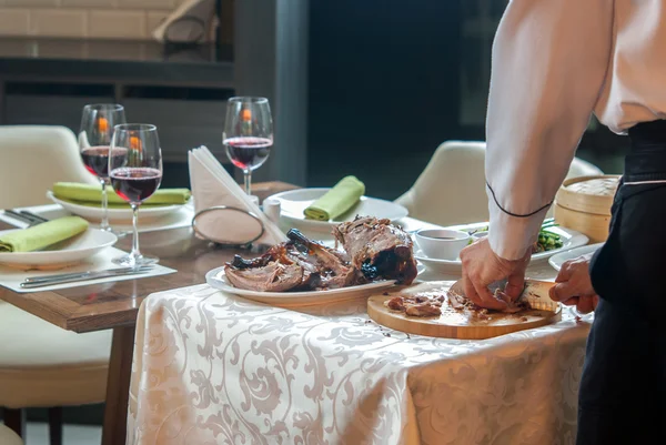 Geroosterde eend in restaurant koken — Stockfoto