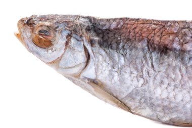 Beyaz arka planda kurutulmuş balık.