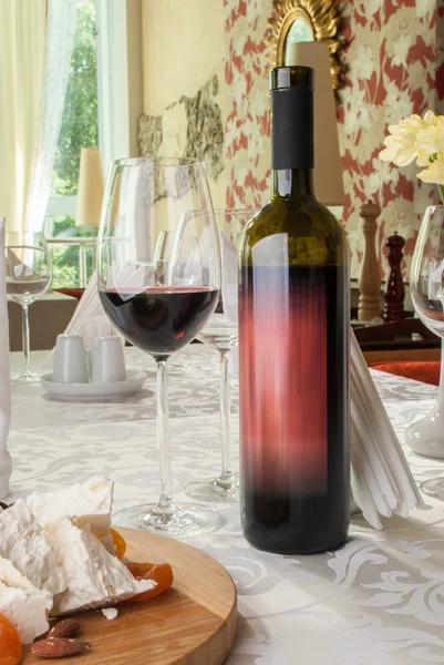 Şarap ve üzüm ve masanın üzerine peynir — Stok fotoğraf
