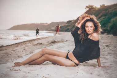 bir mayo içinde güzel bir kadın 