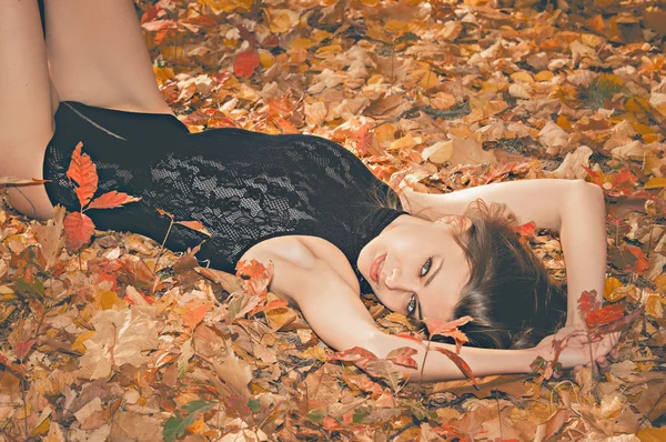 Jeune femme chaude dans le parc d'automne — Photo