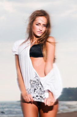 bir mayo içinde güzel bir kadın