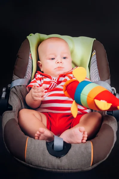 Erkek bebek arabası bebek mutlu küçük portresi. — Stok fotoğraf