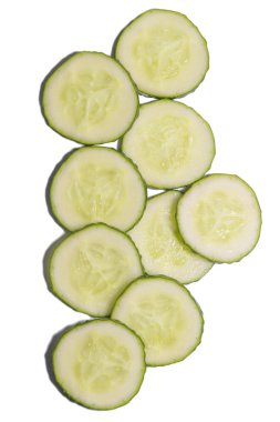 Beyaz arkaplanda salatalık dilimleri