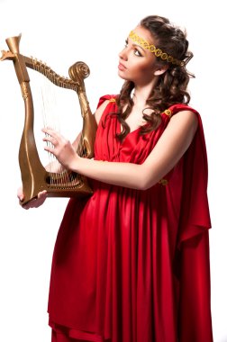 Antika stili izole kırmızı elbise giymiş güzel genç kadın 
