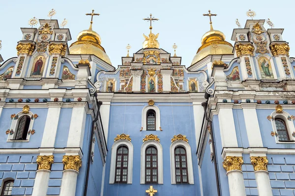 Monasterio de cúpula dorada de San Miguel - famosa iglesia en Kiev, Reino Unido — Foto de Stock