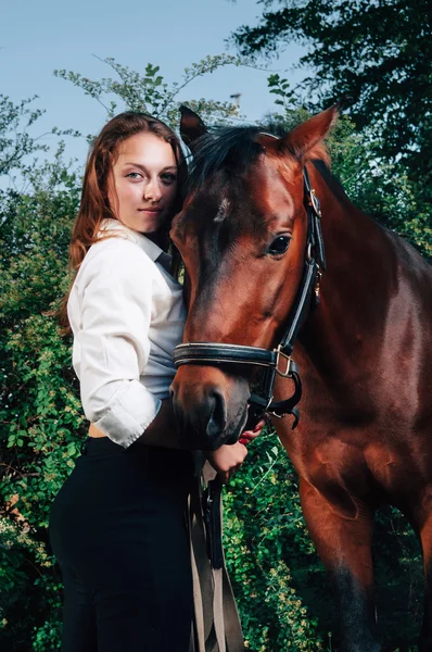 Bela jovem mulher com cavalo — Fotografia de Stock
