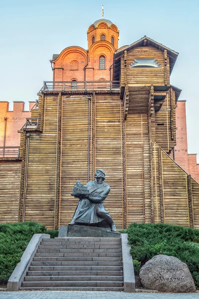Monument voor Yaroslav Mudry, grootvorst van Novgorod en Kiev, hol — Stockfoto