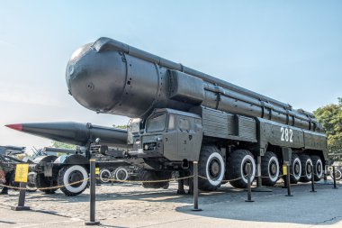 stratejik füze sisteminin mobil başlatıcısı