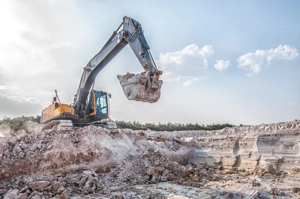 Loading a large lorry building material — Stock Photo, Image