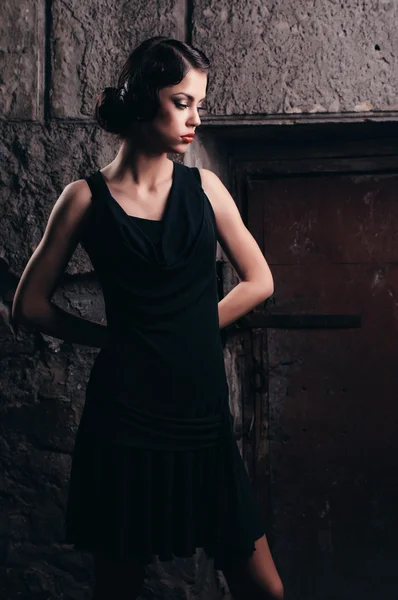 Vacker kvinna i en klänning — Stockfoto