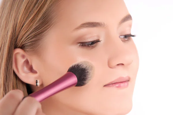 Proceso de maquillaje de una chica bonita joven — Foto de Stock