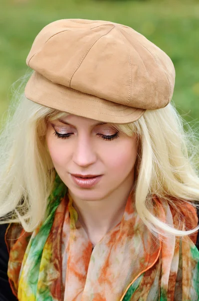 Retrato de una rubia con gorra — Foto de Stock