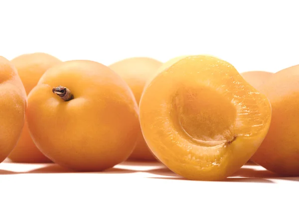 Rijpe abrikozen op een witte achtergrond — Stockfoto