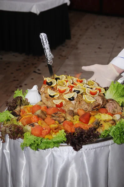 Шеф-повар украшает мясо овощами на пару — стоковое фото