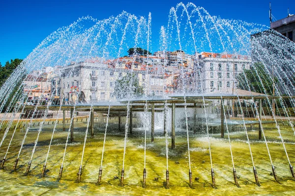 Romantic Lisbon street. Fountain in the center of the city — Stock Photo, Image