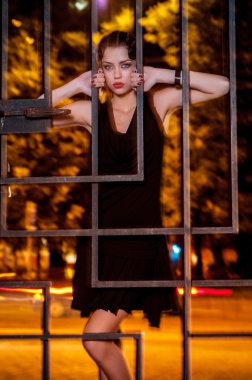 güzel kadını kafeste, açık havada geceleri poz