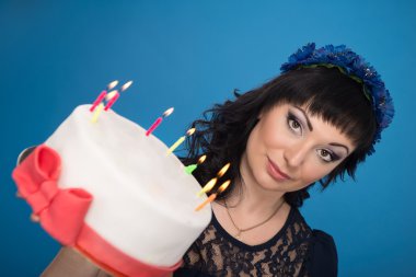 genç bir hediye ile mutlu bir kadın