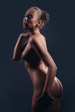 Seksi kadın vücudunun sade bir fotoğrafı