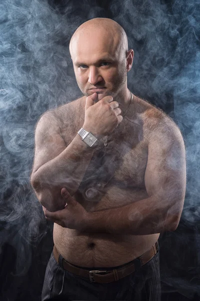 Nackter Mann im Rauch — Stockfoto