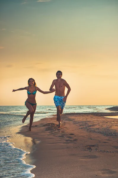 一对快乐的夫妇在海滩上度假 — 图库照片