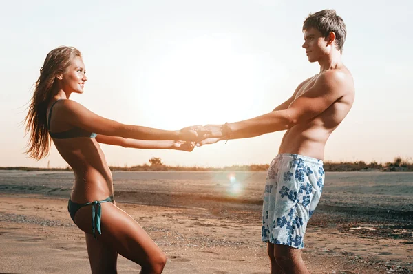 Casal feliz desfrutando de férias na praia — Fotografia de Stock