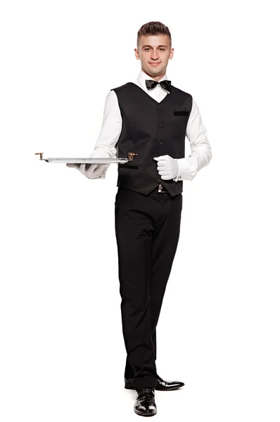 Portret młodego szczęśliwy uśmiechający się kelner z taca na tle — Zdjęcie stockowe