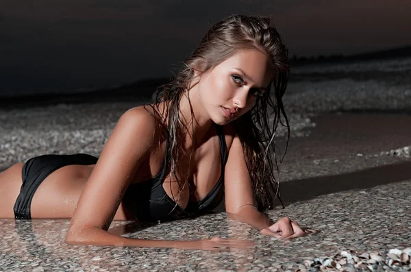 Mooie jonge vrouw ontspannen in de buurt van de zee — Stockfoto