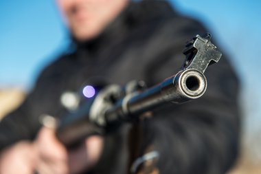 sanal ekran projeksiyon asker ya da keskin nişancı holding silahla ve