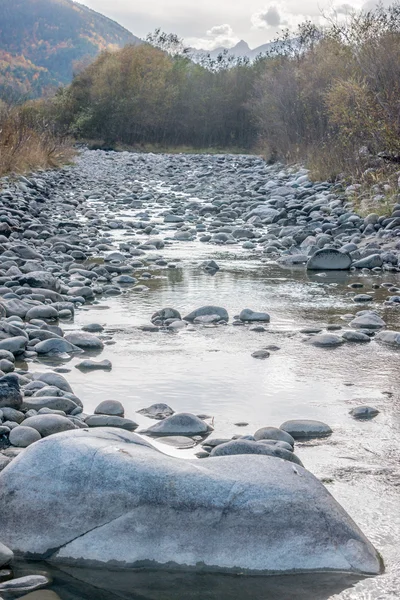 Herfst landschap berg rivier Noord-Kaukasus — Stockfoto