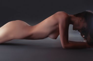 gri zemin üzerine güzel bir cinsel kız poz