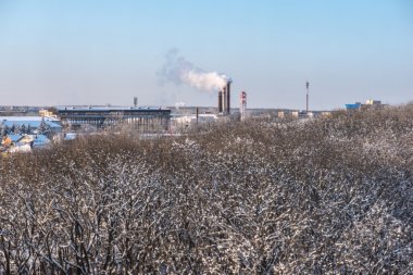 Akşamları, borular ve duman ile kimyasal fabrika