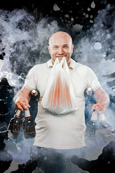 Glücklicher Mann mit einem Bier — Stockfoto