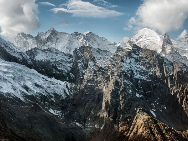 Dombai. Landskapet i Klippiga bergen i Kaukasus-regionen i Ryssland — Stockfoto