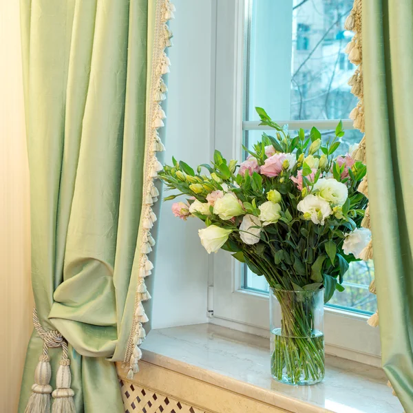 Florero con rosas en la ventana —  Fotos de Stock