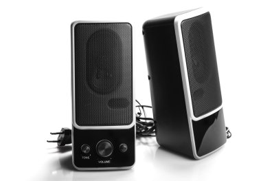 siyah beyaz zemin üzerine iki hoparlör izole