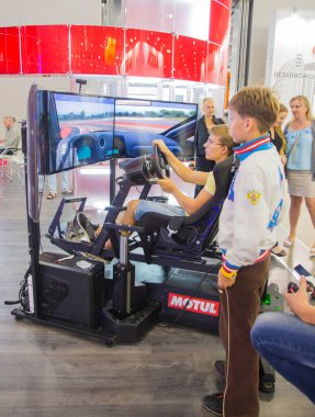 Simülatördeki ziyaretçiler Uluslararası Otomobil Salonu 'nda araba sürmeyi öğreniyorlar.