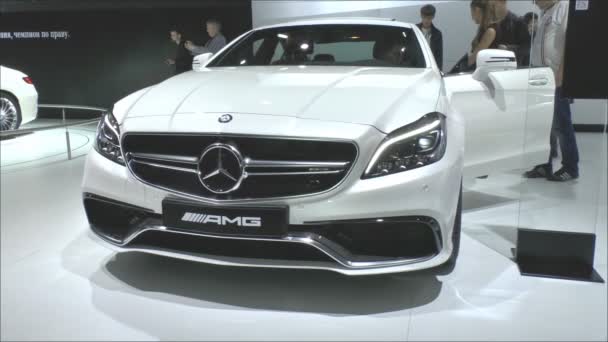Mercedes-benz cls 63 amg met de koplampen multibeam geleid — Stockvideo