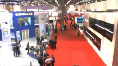 zaman atlamalı insan kırmızı halı üzerinde