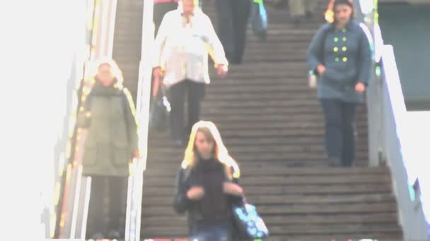 Slow motion unknown people down the stairs not in focus — Stock Video