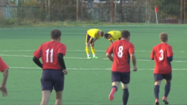 Unknowns athletes are playing football — Stok video