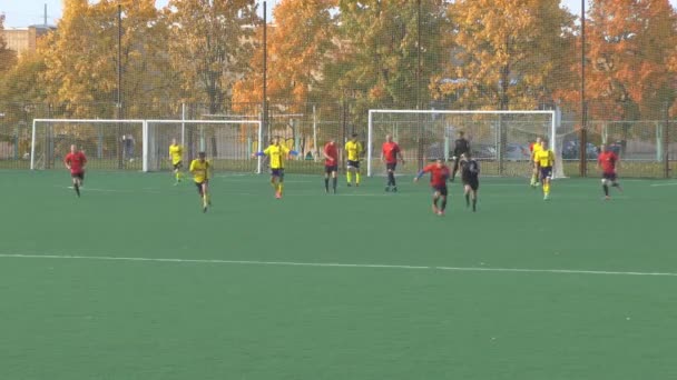 Desconhecidos atletas estão jogando futebol — Vídeo de Stock