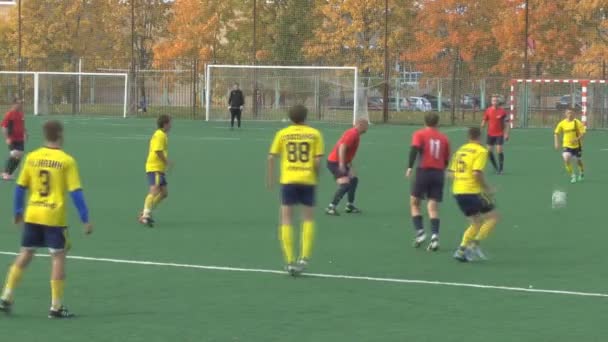 Unknowns athletes are playing football — Stok video