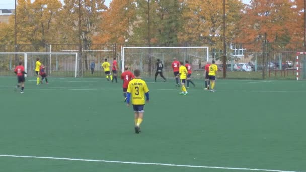 Unknowns athletes are playing football — ストック動画