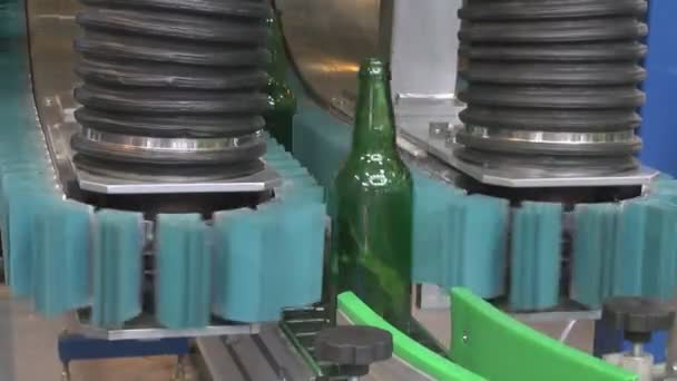 Movimiento de botellas de vidrio — Vídeos de Stock