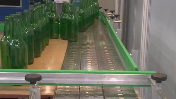 Movimiento de botellas de vidrio — Vídeos de Stock