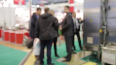 İşadamları el sallamak ve pazarlık