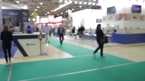 Mensen uit het bedrijfsleven op de vakbeurs — Stockvideo